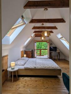 En eller flere senge i et værelse på The Village Cottage