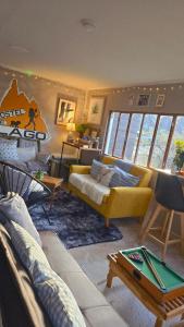 a living room with couches and a pool table at Hostel del Lago, habitaciones privadas y cabañas in El Chalten