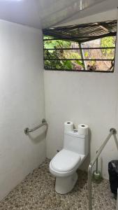 奎波斯城Hostel La Bambú的浴室设有白色卫生间和窗户。
