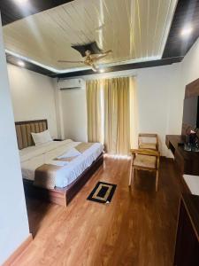 una camera da letto con un letto e un soffitto di Simran Aura Resort a Dehradun