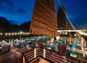 En restaurant eller et andet spisested på Amanda Luxury Cruise on Lan Ha Bay