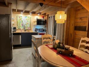 uma cozinha com uma mesa com um caminhão de brinquedo em cima em Chalets Village Suisse de Val-David em Val-David