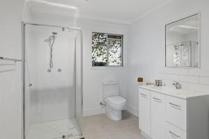 Et badeværelse på Coastal Escape with Courtyard and Parking