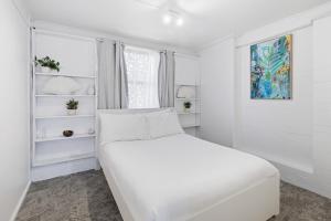 En eller flere senge i et værelse på Coastal Escape with Courtyard and Parking