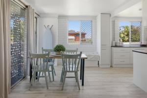 Billede fra billedgalleriet på Coastal Escape with Courtyard and Parking i Redcliffe