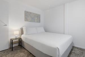 En eller flere senge i et værelse på Coastal Escape with Courtyard and Parking + 2 billeder