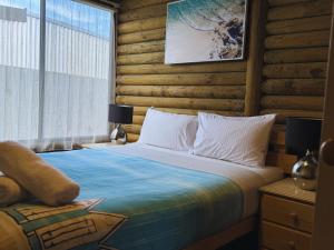 莱克斯恩特伦斯雷兹埃克的小木屋酒店的卧室里有一张床，墙是木的 更多66张照片