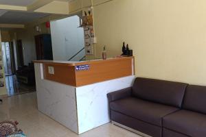 JāmbにあるHotel Sunriseのロビー(カウンター、ソファ付)
