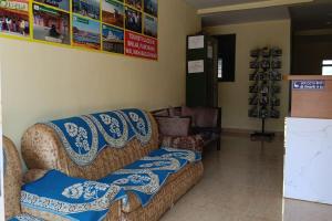 JāmbにあるHotel Sunriseの青と白の毛布が掛けられたソファのあるリビングルーム