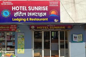 JāmbにあるHotel Sunriseの建物にあるホテル、サンライズ、宿泊施設、レストランの看板