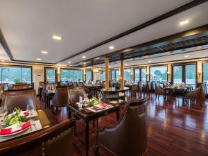 En restaurant eller et andet spisested på Amanda Luxury Cruise on Lan Ha Bay + 17 billeder