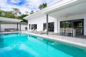 eine Villa mit Swimmingpool und ein Haus in der Unterkunft Villa Nirvana, 3 Bedrooms, Chaweng Noi in Koh Samui 