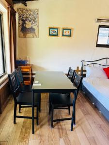 een kamer met een tafel en stoelen en een bed bij 九份迦南民宿 in Jiufen