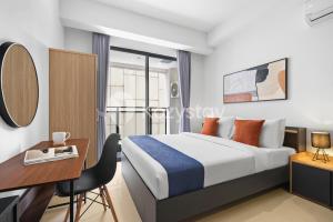 une chambre d'hôtel avec un lit et un bureau dans l'établissement Hesrin by Kozystay - Sentul, à Citaringgul 1 27 autres photos