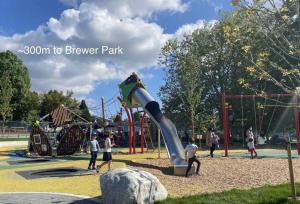 een groep mensen die op een speelplaats spelen bij Private Entire Guest Suite, 1 min to bus stops to Downtown and major attractions in Vancouver