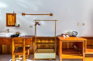 Habitación con escritorio de madera y lavabo. en Sabaidee Nam Ou River View, en Nongkhiaw