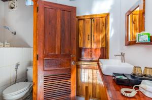 Un baño con puerta de madera y lavabo. en Sabaidee Nam Ou River View, en Nongkhiaw 33 fotos más