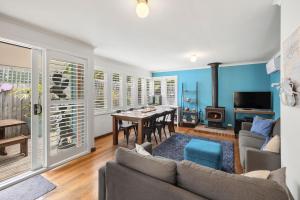 een woonkamer met een bank en een tafel bij Price on the Beach 2c in Torquay