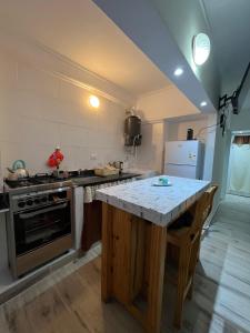 een keuken met een fornuis en een aanrechtblad bij Bristol Center - departamento in Mar del Plata