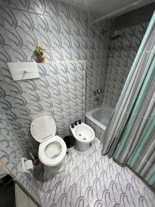 een badkamer met toilet, wastafel en bad bij Bristol Center - departamento in Mar del Plata