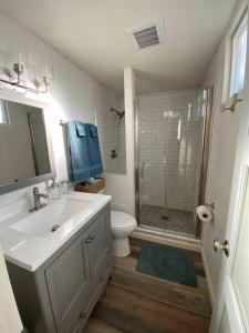 un bagno con lavandino, WC e doccia di Apartment in Ft Collins a Fort Collins
