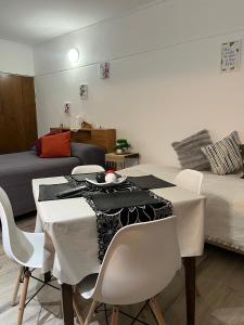een kamer met een tafel en stoelen en een bed bij Bristol Center - departamento in Mar del Plata