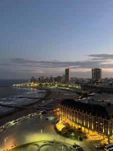 een uitzicht op een strand in de nacht met een stad bij Bristol Center - departamento in Mar del Plata