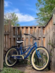 una bicicletta blu parcheggiata accanto a una recinzione di legno di Apartment in Ft Collins a Fort Collins