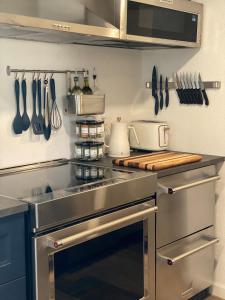 una cucina con piano cottura e utensili in acciaio inossidabile di Apartment in Ft Collins a Fort Collins