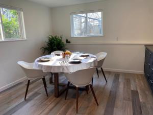tavolo da pranzo con tovaglia bianca di Apartment in Ft Collins a Fort Collins Altre 13 foto