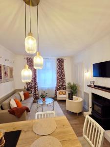 ein Wohnzimmer mit Sofa und Tisch in der Unterkunft Haussmann Chic & Soft Élégance - Centre-ville in Saint-Brieuc