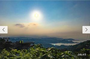 Dos imágenes de la luna y una vista de un valle. en 九份迦南民宿, en Jiufen 13 fotos más