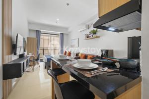 une cuisine et un salon avec une table et des chaises dans l'établissement Hesrin by Kozystay - Sentul, à Citaringgul 1