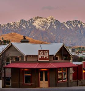 クイーンズタウンにあるThe Dairy Hotel Queenstown, A Naumi Chapterの山を背景にした乳製品レストラン