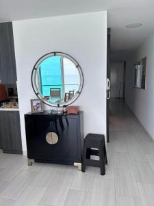 baño con espejo y taburete en una habitación en departamento salinas, en Salinas 2 fotos más