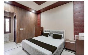 een slaapkamer met een bed in een kamer bij Sokoon Home Stay in Morādābād