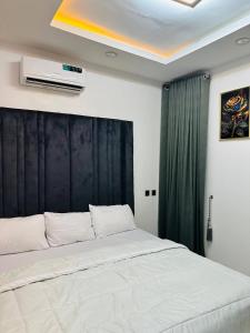 Ένα ή περισσότερα κρεβάτια σε δωμάτιο στο 1bed apt with balcony, tennis , snooker and Pool +19 φωτογραφίες