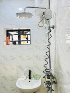 Ένα μπάνιο στο 1bed apt with balcony, tennis , snooker and Pool