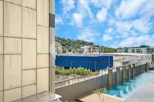 une vue depuis le balcon d'un immeuble dans l'établissement Hesrin by Kozystay - Sentul, à Citaringgul 1