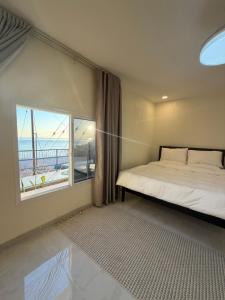 Rúm í herbergi á Wadi Shab View +23 myndir