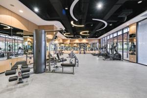 - une salle de sport avec des rangées de tapis de course et de vélos elliptiques dans l'établissement Hesrin by Kozystay - Sentul, à Citaringgul 1