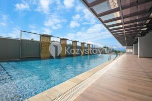 une piscine sur le toit d'un immeuble dans l'établissement Hesrin by Kozystay - Sentul, à Citaringgul 1