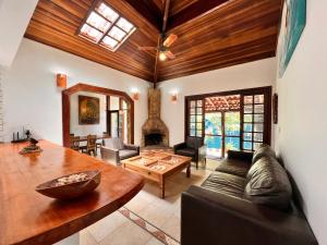 ein Wohnzimmer mit Sofa und Tisch in der Unterkunft Casa Do Mar in Ubatuba