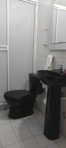 Phòng tắm tại Casita entre árboles, casa de huéspedes céntrica y cómoda en San Fernando, Cali