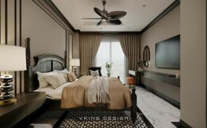 May Boutique DongVan Hotel في دونغ فان: غرفة نوم بسرير كبير ومروحة سقف