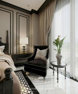 May Boutique DongVan Hotel في دونغ فان: غرفة نوم بها سرير وكرسي وطاولة