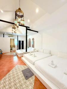 En eller flere senge i et værelse på Yellow Lamoon Hotel