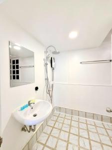 Et badeværelse på Yellow Lamoon Hotel + 62 billeder