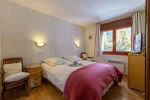 En eller flere senge i et værelse på Andorra Stunning Views Apartment - Happy Rentals