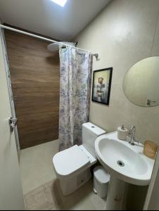 Ванная комната в Apartamento- ótima localização-aconchegante e completo no Centro - SJC +43 фотографии